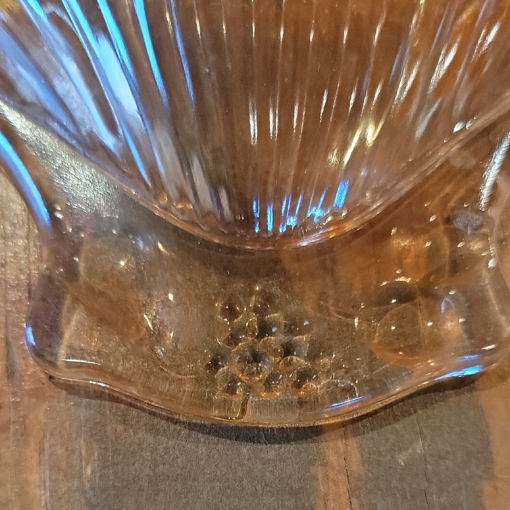 Shell-Shaped Glass Bowls in Warm Amber - Picture 6 of 6